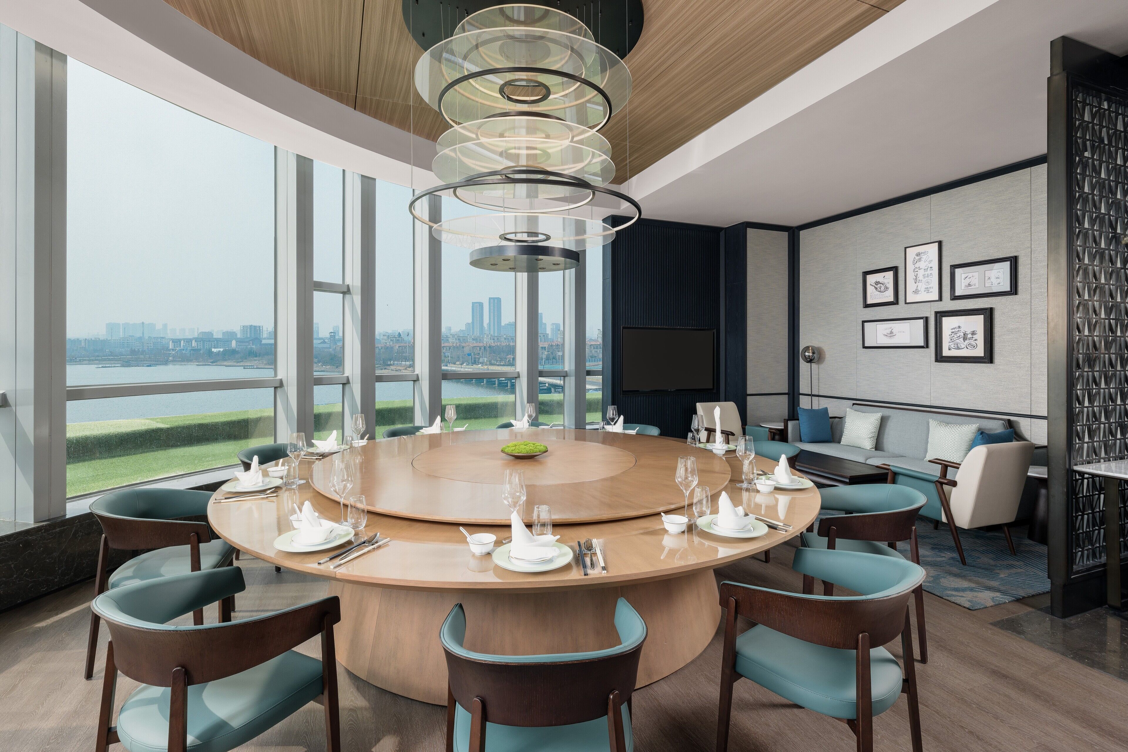 Un espace repas moderne avec une table ronde, des chaises et une vue sur la ville.