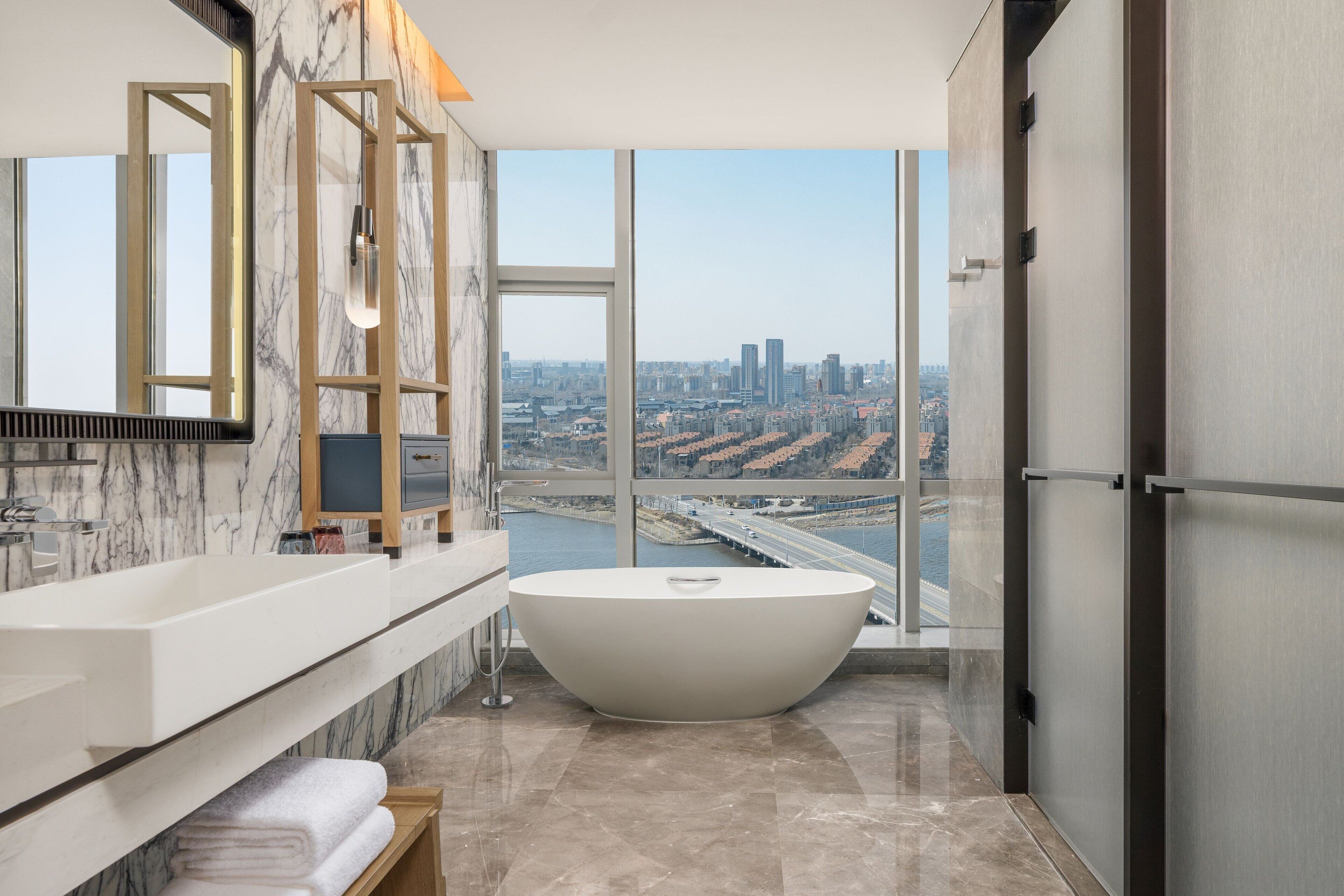 Ilmaiset hygieniatuotteet, hiustenkuivaaja, kylpytakit, tohvelit