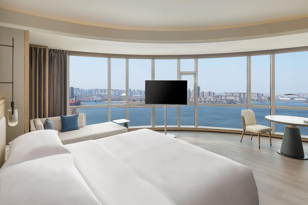 Habitación Premium, 1 cama de matrimonio grande, vistas parciales al lago | Edredones de plumas, minibar, caja fuerte y escritorio