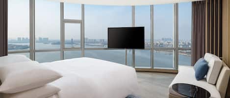 Suite Club, 1 trĂšs grand lit | Couette en duvet d'oie, minibar, coffres-forts dans les chambres, bureau