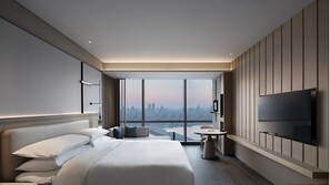 Kamer, 1 kingsize bed | Donsdekens, een minibar, een kluis op de kamer, een bureau