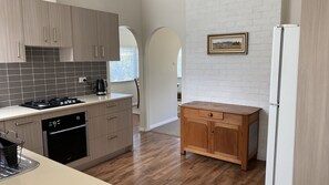 Fridge, microwave, oven, stovetop - Cheerful Mountain Cottage, 'Lynette' (Katoomba)