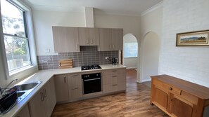 Fridge, microwave, oven, stovetop - Cheerful Mountain Cottage, 'Lynette' (Katoomba)