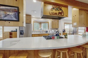 冷蔵庫、電子レンジ、オーブン、コンロ