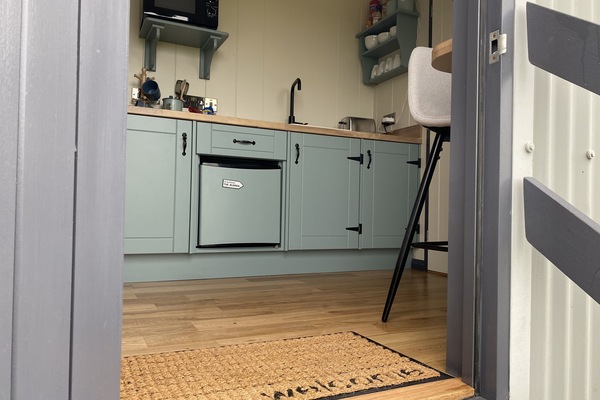 Kjøleskap, mikrobølgeovn, kaffetrakter/tekoker og brødrister