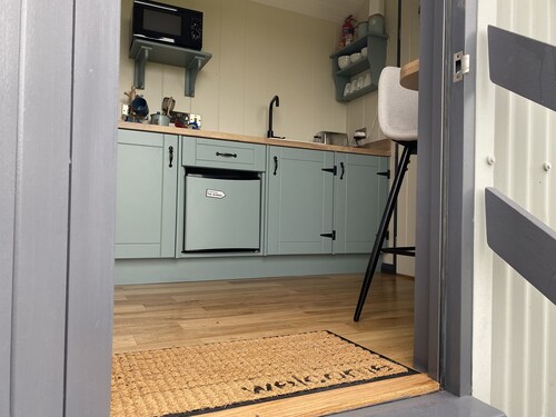 1 Bed Pod - Sleeps 2 - Pets - Garden - Parking