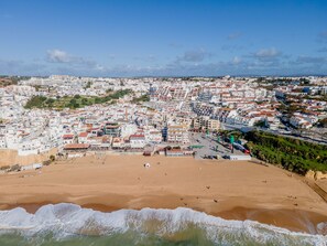 On the beach - Deluxe Flat by Albufeira Holidays (Albufeira)