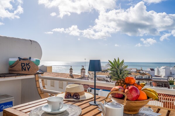 Outdoor dining - Deluxe Flat by Albufeira Holidays (Albufeira)