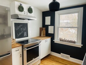 Fridge, microwave, oven, stovetop - A loft retreat on a private street within walking distance to downtown!  (Huntsville)