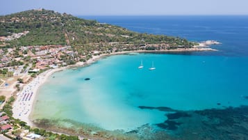 Una spiaggia nelle vicinanze