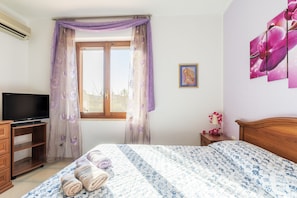 2 bedrooms, iron/ironing board, travel crib, free WiFi