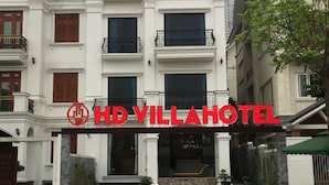 A multi-story hotel with a prominent sign reading "HD VILLA HOTEL".