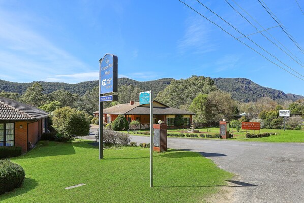 A motel with a sign for 'Country Plaza Motel' and 'Darcy's' in the background. - COUNTRY PLAZA HALLS GAP (Halls Gap)