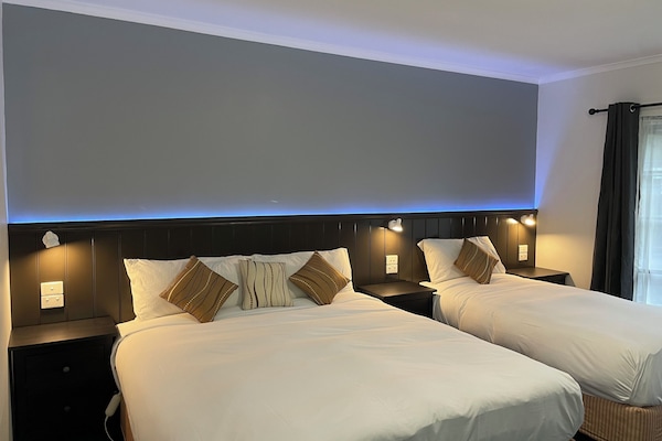 Business Twin Room | In-room safe, WiFi (free), bed sheets