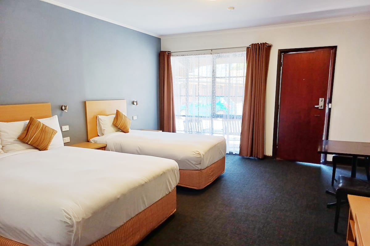 Economy Twin Room | 1 bedroom, in-room safe, free WiFi, bed sheets