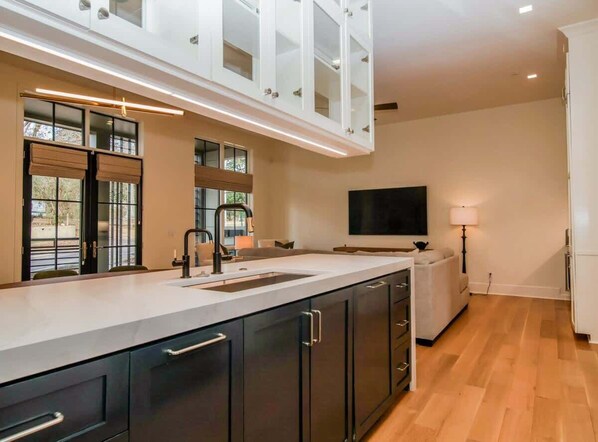 Interior - Jefferson Manor A | Best Playoff Weekend Rate (Oxford)