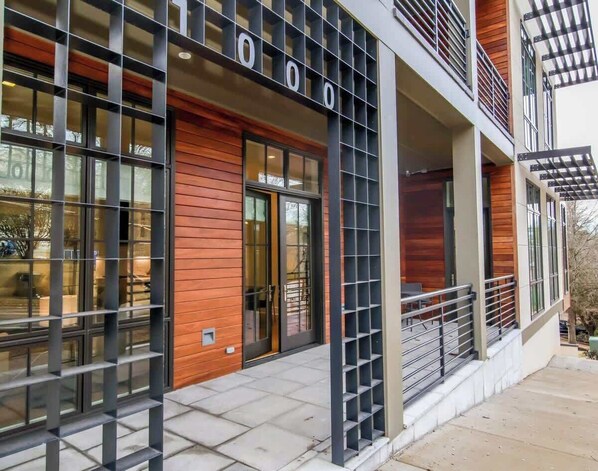 Exterior detail - Jefferson Manor B by Apex Short Term Stays, Best Rate for Citadel GameDay! (Oxford)