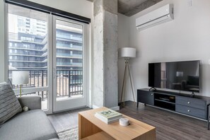 TV, stereo, offices - Hip River North 1BR w/ Gym, Sky Terrace & Yoga Studio, by Blueground (Chicago)