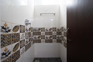 Premium-Studiosuite | Badezimmer | Dusche, kostenlose Toilettenartikel, Handtücher