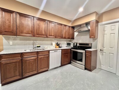 Upgraded Rooms with Bath 7-min to Subway Near Downsview Rogers Stadium