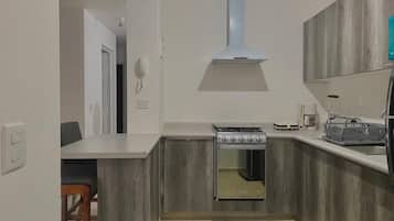 Mikrobølgeovn, ovn, kokeplater og kaffetrakter/tekoker