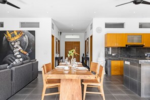Une cuisine moderne avec des meubles en bois et un four encastré.
