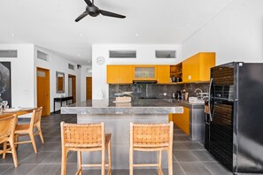 Villa | Cuisine privée | Réfrigérateur, micro-ondes, plaque de cuisson, bouilloire électrique