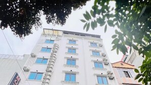 A multi-story hotel with a glass entrance and a sign reading "THU DO VANG". - Thu Do Vang Hotel Ha Dong By Bay Luxury (Hanoi)