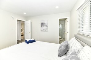 3 makuuhuonetta, työpöytä, Wi-Fi, vuodevaatteet