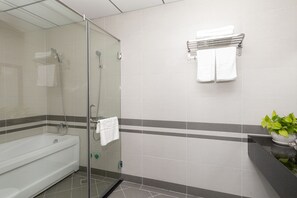 Familien-Vierbettzimmer | Badezimmer | Haartrockner, Bademäntel, Hausschuhe, Bidet