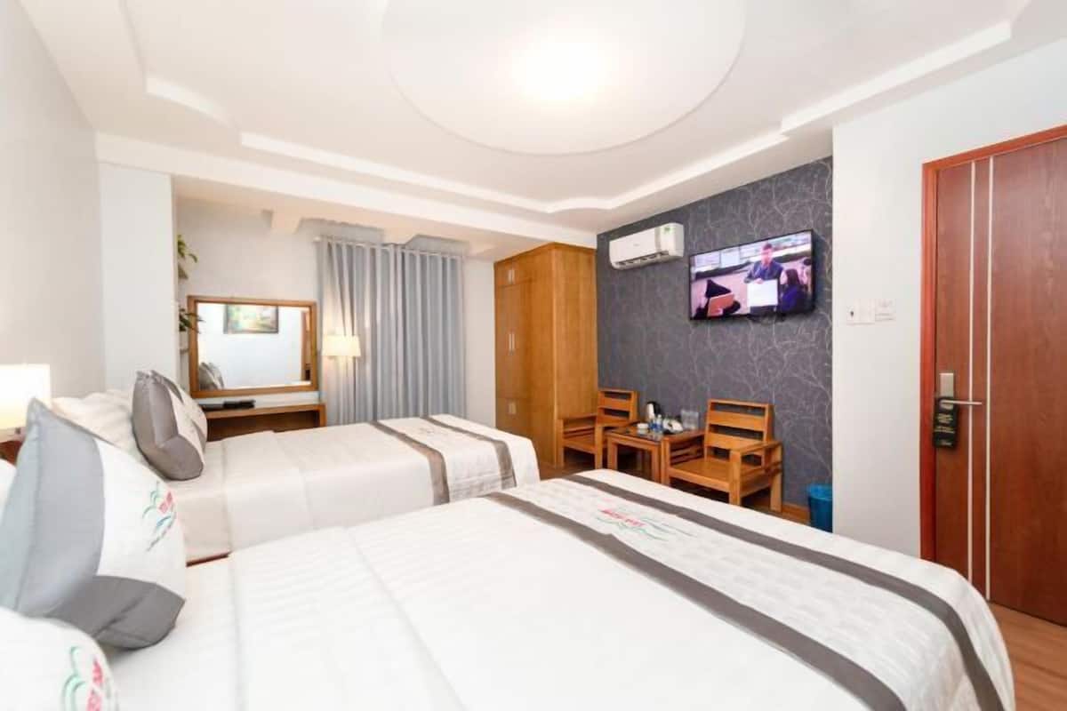 Desk, blackout curtains, soundproofing, free WiFi