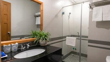 Deluxe Double Room | Bathroom | Hair dryer, bathrobes, slippers, bidet