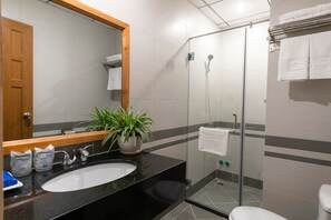 Deluxe-Doppelzimmer | Badezimmer | Haartrockner, Bademäntel, Hausschuhe, Bidet