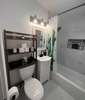 Serviettes fournies, savon, shampoing, papier toilette