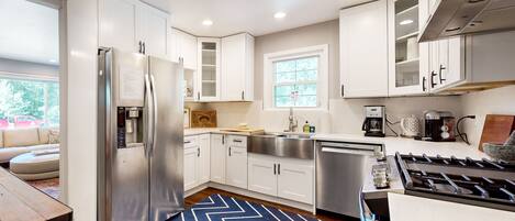 冷蔵庫、電子レンジ、オーブン、コンロ