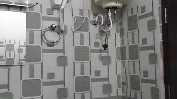 Deluxe Double or Twin Room | Bathroom | Free toiletries, hair dryer, slippers