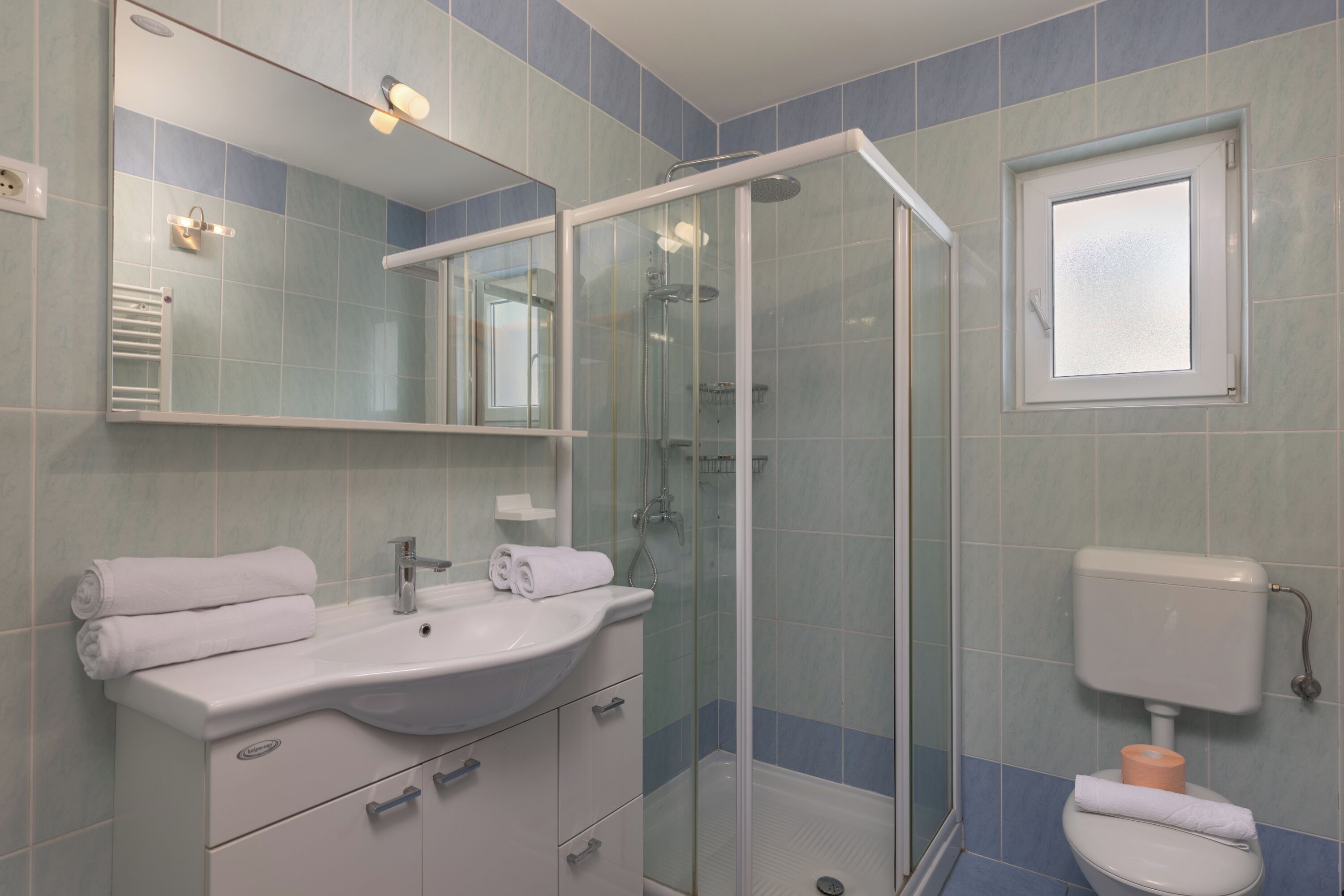 Apartamento família, vários quartos, de frente para o mar (Family Resort Santa Maria II) | Banheiro | Chuveiro, secador de cabelo, toalhas de banho, sabonete
