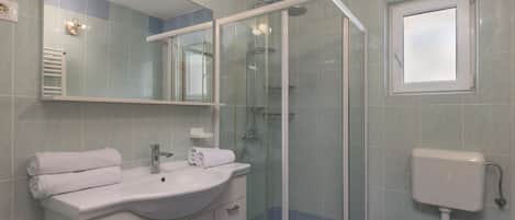 Appartement familial, plusieurs chambres, face à la mer (Family Resort Santa Maria II) | Salle de bain | Douche, séchoir à cheveux, serviettes fournies, savon