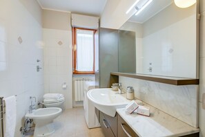 Ducha, bidet, toallas, jabón
