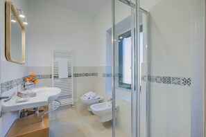 Douche, sèche-cheveux, bidet, serviettes fournies