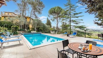 Hồ bơi ngoài trời phục vụ theo mùa