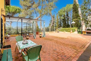 Familjehus - flera sovrum - intill bergen (Villa Paola Private Pool Gym in) | Restaurang utomhus