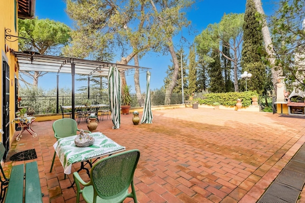 Family House, 5 Bedrooms, Fireplace, Mountainside (Villa Paola Private Pool Gym in) | Outdoor dining - Villa Paola Private Pool Gym in Chianti (Montespertoli)