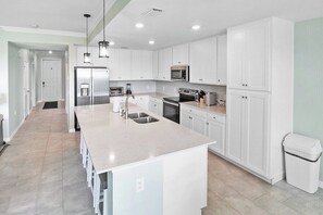 冰箱、微波炉、烤箱、炉灶