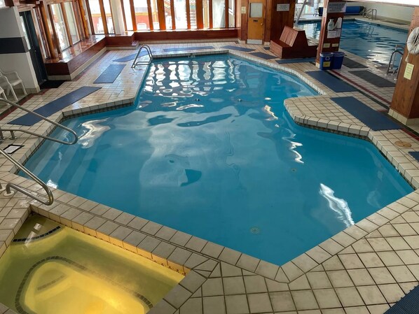 Una piscina cubierta, una piscina al aire libre
