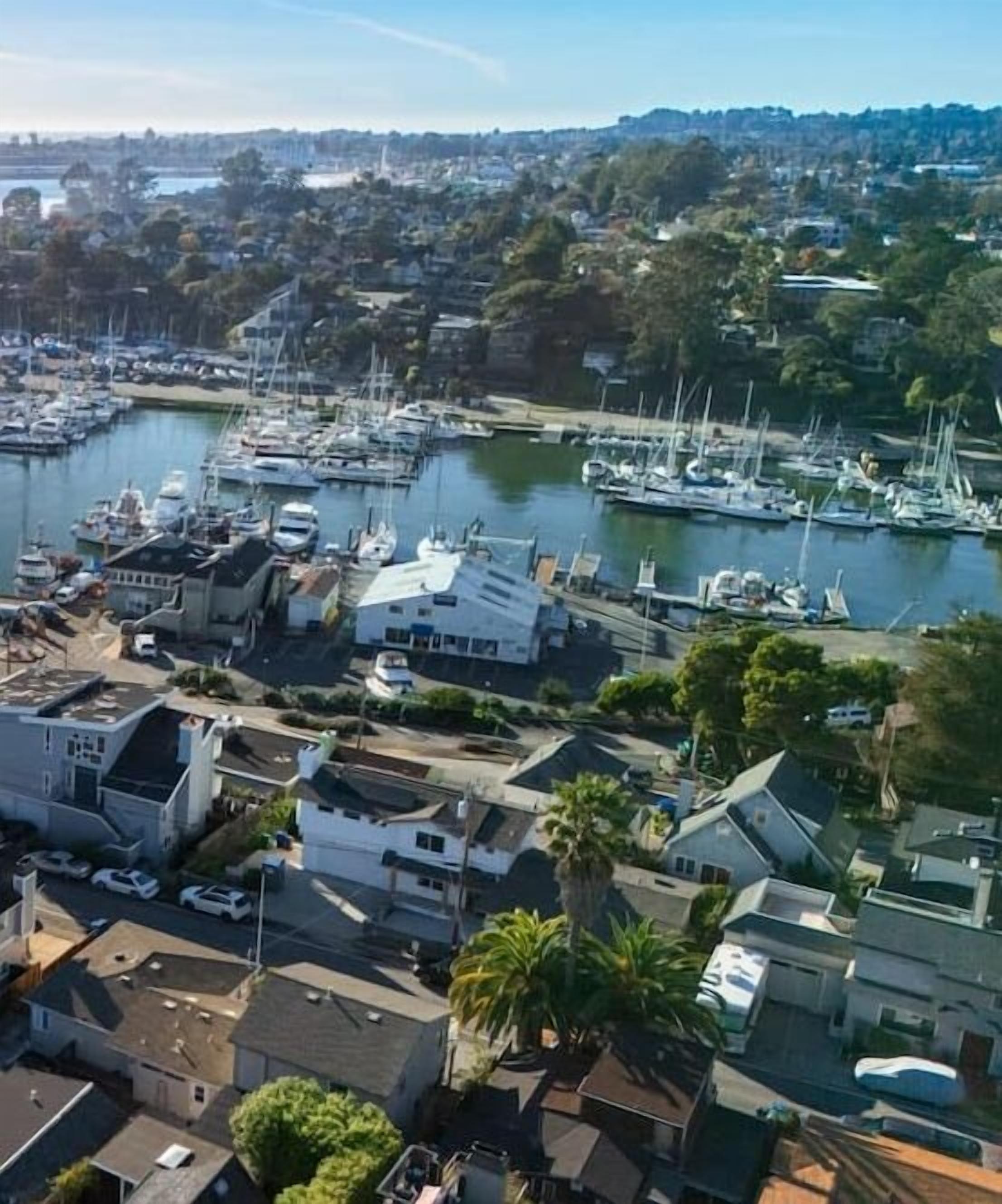 Modern Harbor Home - walking distance to beach!