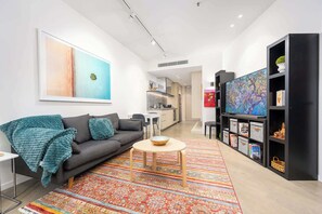 TV, offices, printers - Modern 1B1B Artist APT * WFH Study (Melbourne)
