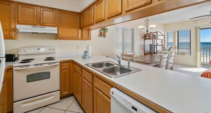 This wonderful Gulf-front rental has a commanding view of the mesmerizing Gulf of Mexico.
