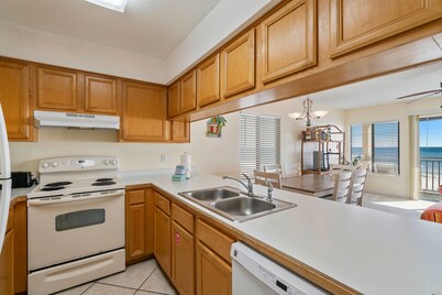 This wonderful Gulf-front rental has a commanding view of the mesmerizing Gulf of Mexico.