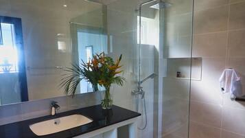 Baignoire Ă jets, sĂšche-cheveux, serviettes fournies, savon